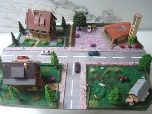 Dorfkirche mit 2 Fachwerkhäuser,Pferdekoppel,1Traktor,20 Figuren,4 Autos,12Bäume - Bild 1 von 13