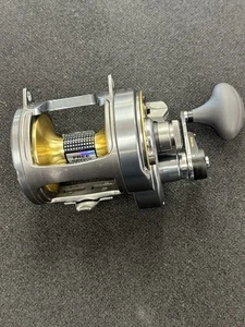 Carrete de pesca Shimano Tyrnos 30II de 2 velocidades Baitcasting - Imagen 1 de 8