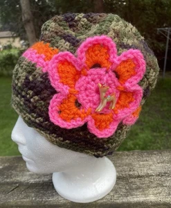 Handgefertigte gehäkelte Jagdmütze Camouflage und Hot Pink, skurril, einzigartig & mädchenhaft - Bild 1 von 4