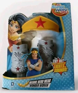 Nuevo 2016 Mattel DC Super Hero Girls: Wonder Woman Tocado, Muñequera Power Shields - Imagen 1 de 15