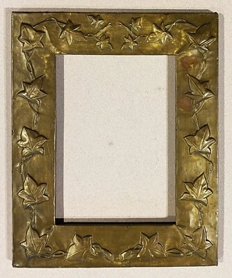 Vintage cualitativo 10 x 12 Art Nouveau latón sobre marco de madera ca 1910 cuadro laiton Foto 1 de 4