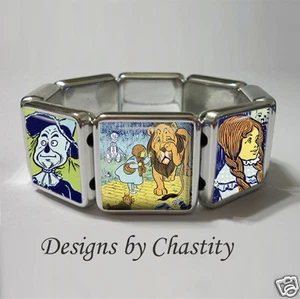 Wizard Of Oz Bracelet Stretch Charm Dorothy Toto Lion Tin Man Scarecrow VTG Art - Picture 1 of 2