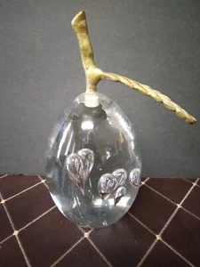 Pisapapeles/centropieza vintage de pera de vidrio transparente con tallo y hoja de metal - Imagen 1 de 4