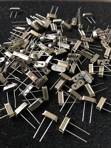 CRISTALLI DI QUARZO HC49 2 GAMBE BASSO PROFILO FREQ 1 - 135 MHz 5 PEZZI K13 - Foto 1 di 12