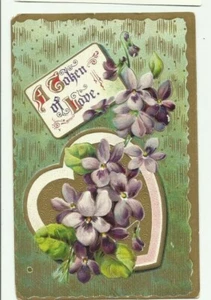 Antigua postal en relieve, una muestra de amor, corazón, flores púrpuras - Imagen 1 de 2