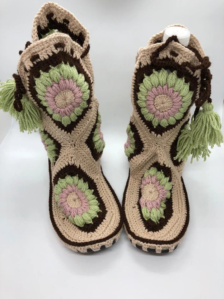 Acogedoras pantuflas botín de ganchillo Foto 1 de 4