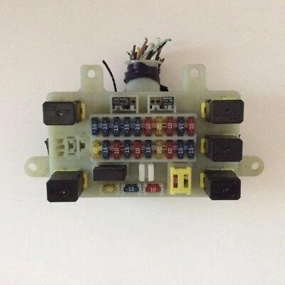 2001 Isuzu Rodeo V6 3.2L 4x4 AT Cabin Relay Fuse Box OEM - Image 1 of 3