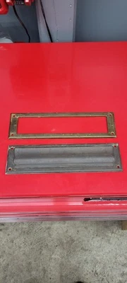 Antigua ranura de correo de latón de 3,5 x 13 cubierta con bisagras puerta caída salvamento arquitectónico Foto 1 de 4