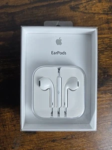 Brand New Apple EarPods (MD827LL/A) with Remote and Microphone - White - Photo 1 sur 5