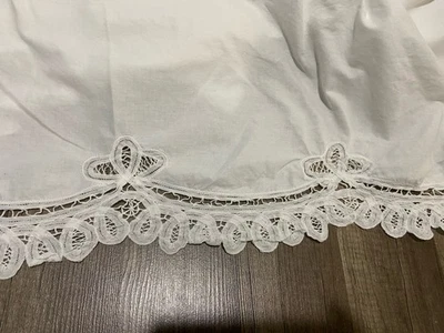 白色 Battenburg 蕾丝睡裙灰尘荷叶边 78 X 80 X 14 国王维多利亚小屋 — 第 1/3 张图片