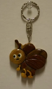 INTARSIEN MASSIVHOLZ SCHLÜSSELANHÄNGER SCHLÜSSELRING TIER WELPE BIENE MEHRFARBIG NIEDLICH GESCHENK NEU - Bild 1 von 3