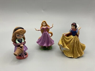 "Lote de 3 figuras de princesas Disney brillantes 3,5"" rapunzel blanco como la nieve, aurora para niños pequeños" Foto 1 de 2