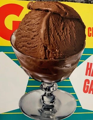 Póster de fuente de refrescos helados de chocolate vintage de los años 50 - Letrero de comedor original nuevo de stock Foto 1 de 4