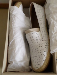 NIB CLARKS DANELLY MOLLY SLIP ON FLAT Shoe - 9 WIDE-WHITE PERFORATED LEATHER