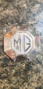 Vintage MG Steering Wheel Badge / Emblem / Hubcap Emblem NOS (Lot 834) - Picture 1 of 3