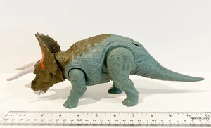 Figura de dinosaurio rugiente Triceratops Jurassic World Park Dominion Roar Strikers - Imagen 1 de 4