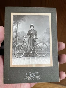 Antica foto armadio 1890 donna vittoriana e bicicletta Minneapolis Minnesota - Foto 1 di 5