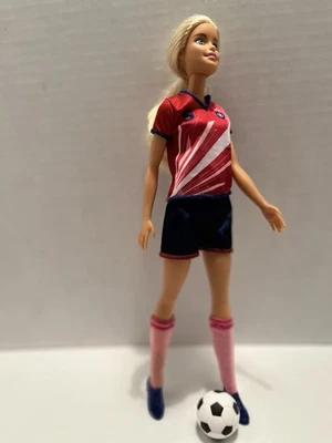 Barbie You Can Be Anything Jugador de Fútbol Rojo y Azul Uniforme Calcetines Botines Pelota Foto 1 de 4