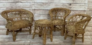 4 Stück Vintage MINIATUR Korb Rattan Puppenmöbel Loveseat 2 Stühle & Tisch - Bild 1 von 20