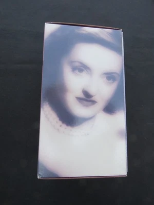 Bette Davis VHS Box Set - Dark Victory, Jezebel, Now, Voyager Brand New - Imagem 1 de 3