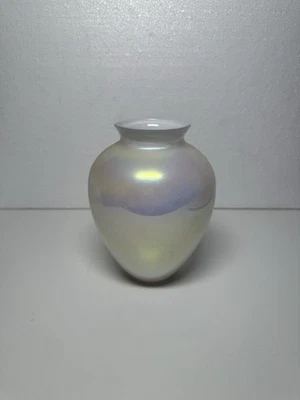 Винтажная старая тайваньская радужная белая стеклянная ваза - Изображение 1 из 4