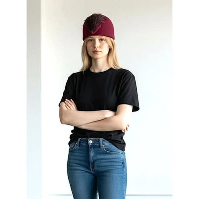 Sombrero de colección Mr. Charles Doeskin fieltro 100 % lana arándano cúpula con pluma grande Foto 1 de 4