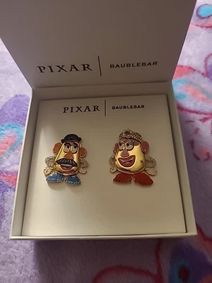 Nuevo En Caja Disney Pixar Mr. & Mrs. Cabeza de patata lindos pendientes perforados Baublebar! Foto 1 de 4