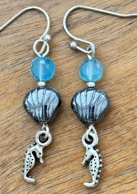 Pendientes de caballito de mar de plata grabada, concha marina gris acero y cuentas de cristal azul aguamarina. Foto 1 de 4