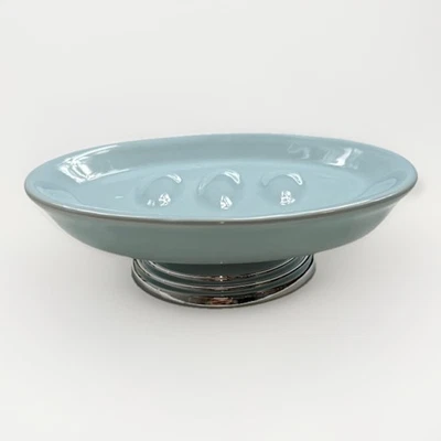 Jabonera de porcelana azul en polvo elegante con base cromada Foto 1 de 4