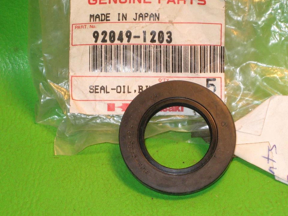 SELLO DE ACEITE BUJE TRASERO KAWASAKI KX500 KX250 KX125 KDX200 KLX300 KLX650 OEM 92049-1203 Foto 1 de 1