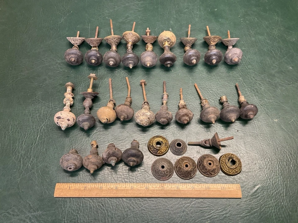 批量 20 + 维多利亚式 Eastlake 乌木和黄铜撕裂抽屉拉手 ~ 救援 — 第 1/4 张图片