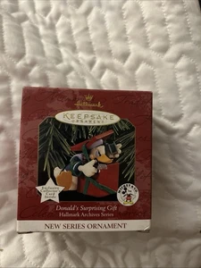 1997 HALLMARK DISNEY DONALD'S SURPRISING GIFT ORNAMENT, Includes Collectors Card - Picture 1 of 1