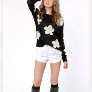 T/O Women’s Sweater Sz XS Soft Knit Retro Boho Style White Daisies On Black NEW - Picture 1 of 10
