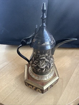 Cafetera Dallah vintage árabe islámica de latón diseño de flores de 4,25” T Foto 1 de 4