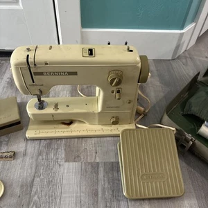 Pedale per macchina da cucire Bernina 707 Minimatic, custodia, manuale, molti accessori! - Foto 1 di 10