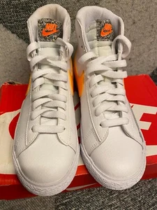 Nike Blazer Mid GS bianco/arancione laser taglia UK 3,5 - Foto 1 di 6