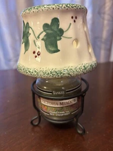 Yankee Victoria Meadow Banda Negra 3.7 OZ Vela con Tapón de Tarro de Tono de Cerámica - Imagen 1 de 11