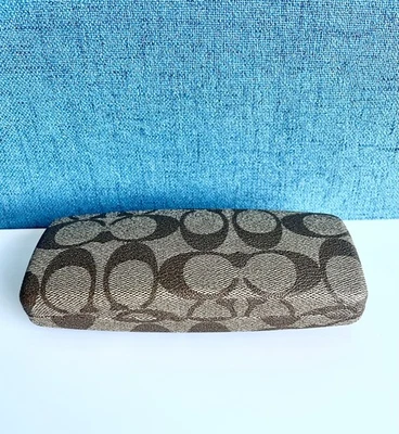 Óculos de sol Coach capa dura | estojo de óculos no tom de lona marrom assinatura - Imagem 1 de 4