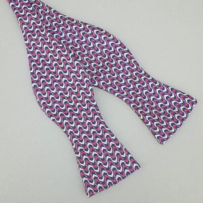 Pajarita tejida geométrica de seda rosa azul marino blanca ROBERT TALBOTT para hombre EE. UU. NUEVA CON ETIQUETAS Foto 1 de 2