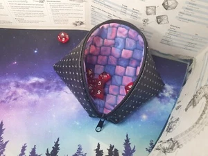 Dice Bag. Ideal for D&D, Warhammer and other RPGS. Approx 5x5 - Foto 1 di 4