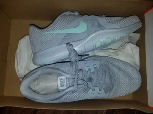 Nike Damen Flex Trainer 8 AJ8168-003 grau/weiß Training Turnschuhe Größe 6,5 Weite - Bild 1 von 7