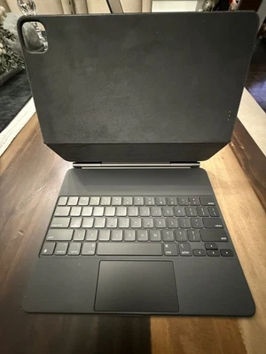 Оригинальная волшебная клавиатура Apple iPad Pro 12,9 дюйма (3-е, 4-е, 5-е и 6-е поколение) черная - Изображение 1 из 4