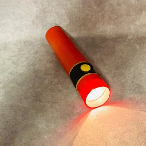 Linterna naranja carburo Eveready Union vintage con mango negro botón amarillo - Imagen 1 de 14