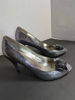 Zapatos de tacón alto Style & Co punta abierta acento floral para mujer talla 11 plata brillante Foto 1 de 4