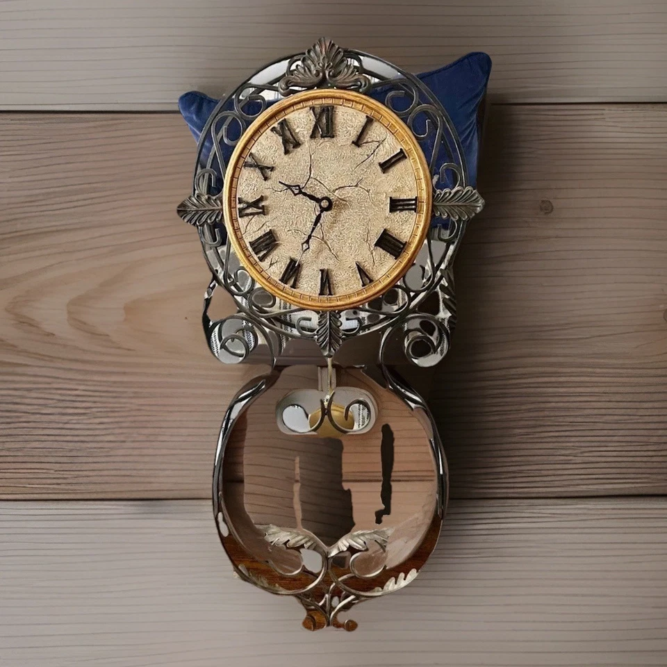 Reloj de Pared Bombay Vintage Hierro Forjado Ornado Con Péndulo Números Romanos Funciona Foto 1 de 4