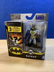 Tuta tattica Spin Master Caped Crusader Batman emblema petto oro 4" action fig - Foto 1 di 7