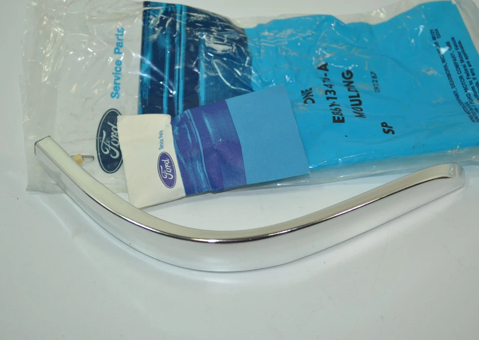 Parte de moldura de lámpara trasera Ford NOS OEM Tempo Topacio # E86Y-13476-A Foto 1 de 1