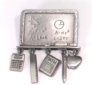 Spilla matematica in peltro con bigiotteria legata alla matematica e formule matematiche in rilievo - Foto 1 di 2