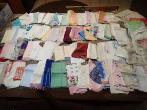 Lotto di 45 sciarpe vintage donna fazzoletti floreali, multicolore, lino, uncinetto - Foto 1 di 14