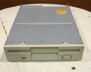 Teac FD235HF Internal 3 1/2 " 1.44 MB Floppy Disk Drive Beige Bezel - Tested - Afbeelding 1 van 3